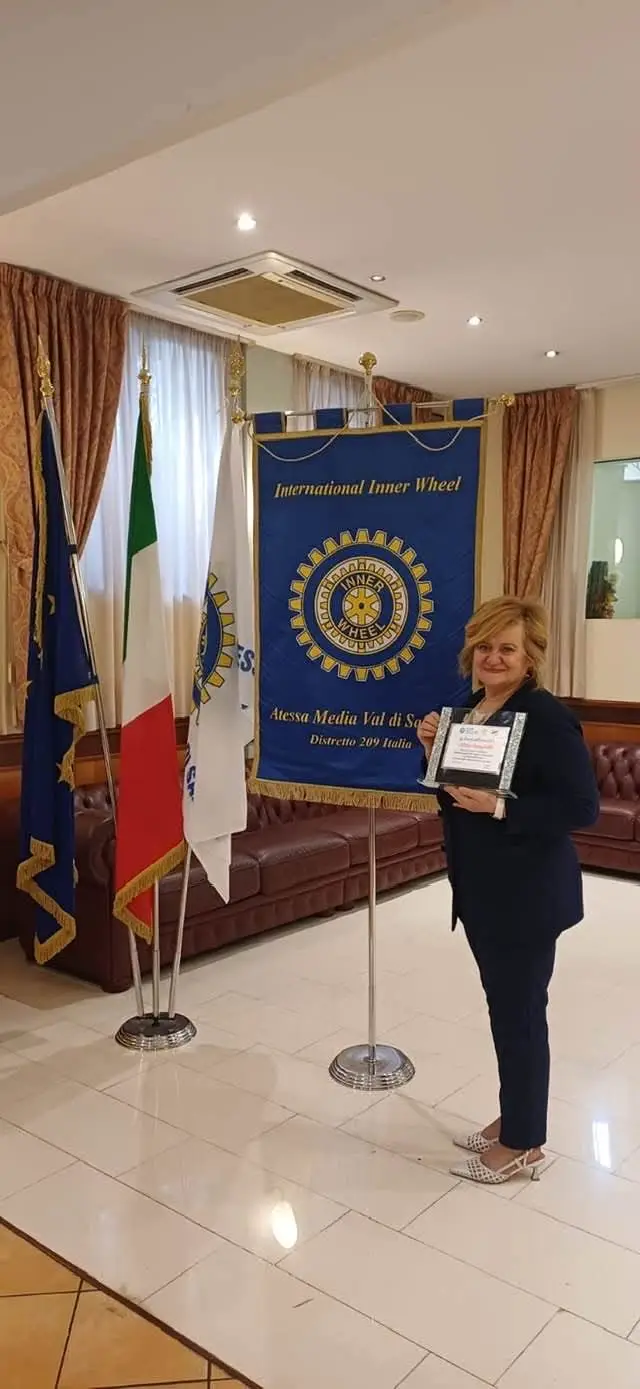 Vilma Campitelli receives the Woman of the Year 2025 award from Inner Wheel Atessa Media Val di Sangro