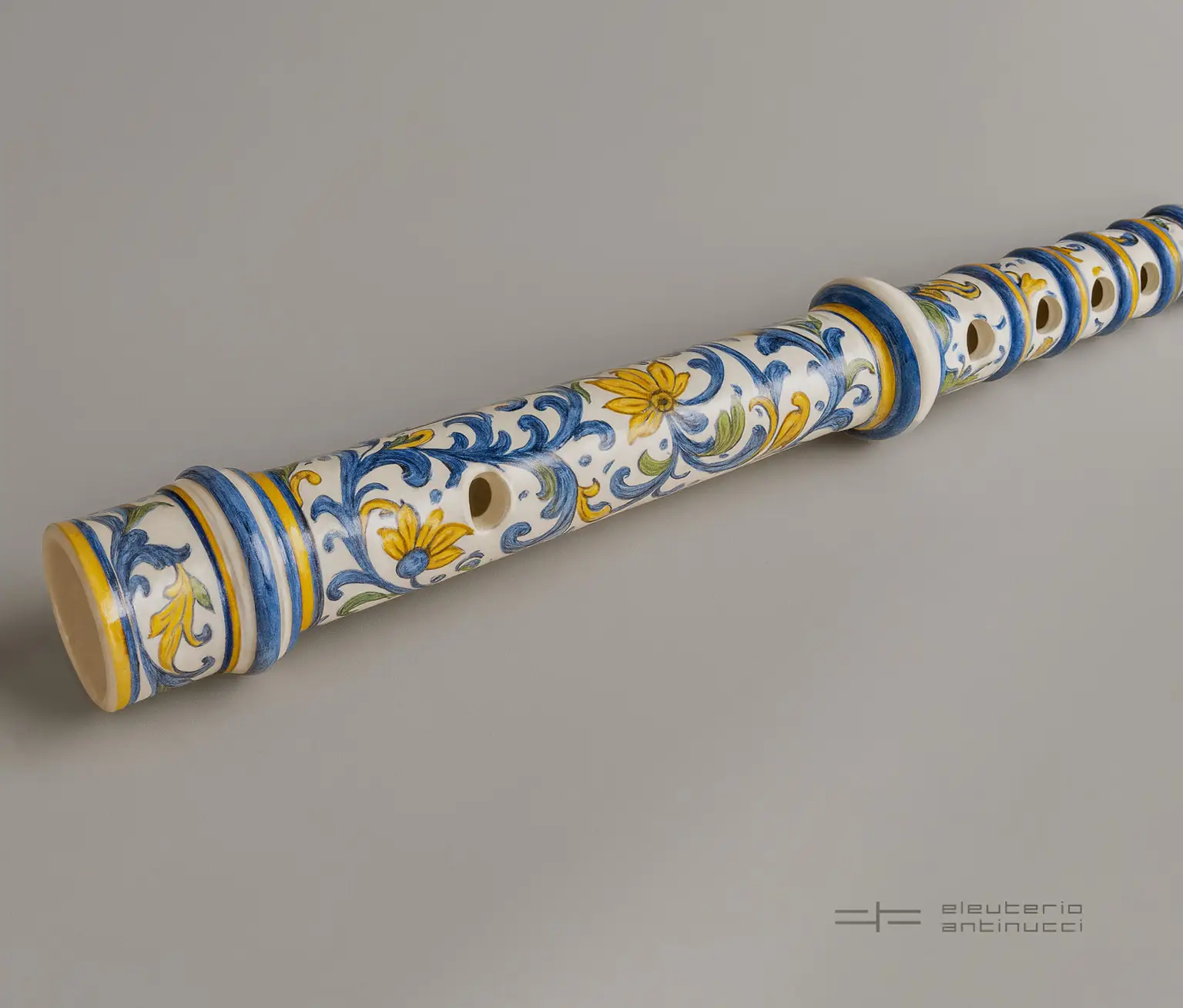 Piffero in ceramica con decorazioni ispirate alla tradizione di Castelli. Foto: Eleuterio Antinucci Design.